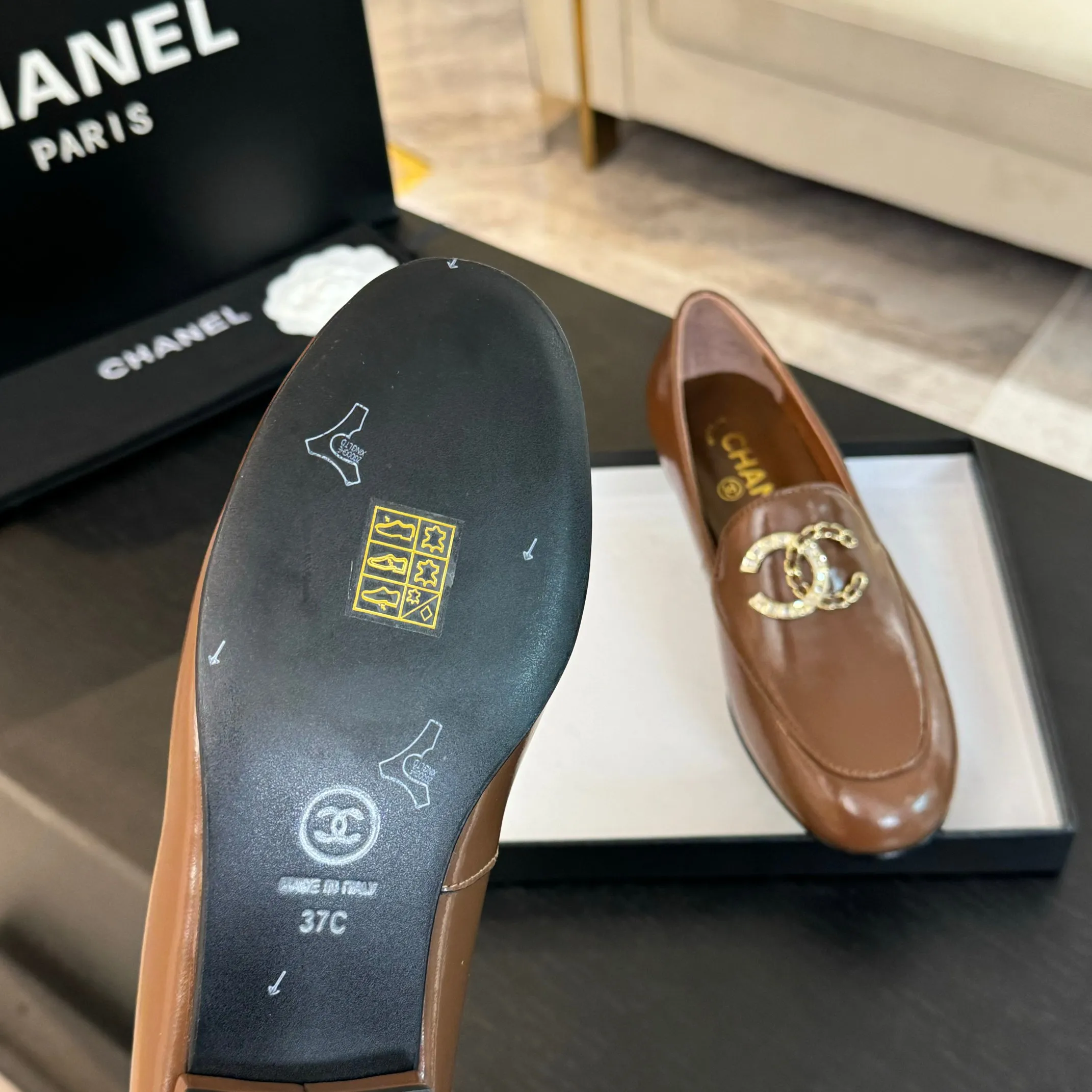 👟👟Ex-factory price 600👟👟 Purchasing-grade CHANEL Xiaoxiang classic retro shoes. I liked this pair at first sight. The design of the upper is very special. The classic hardware buckles embellished with Xiaoxiang are very CHANEL style. It has a high-end feel. The upper feet are very comfortable and soft. The feet are not afraid of being good-looking and comfortable. They are invincible when paired with mid-calf socks, skirts and trousers. It looks simple in style, but it has the effect of elongating the legs immediately on the feet, which is simple and does not lose personality. Adds a touch of coolness. Upper: imported mixed-breed lambskin. Lining: mixed-breed sheepskin. Soft, sweat-absorbent and breathable! Hardware: Exclusive original 1:1 mold development! Long-lasting and does not soften! Outsole: Genuine leather outsole imported from Italy. Height is about 2.5cm. Different market currency. We are different. Size: #34-42 (34 40 41 customized, non-refundable)